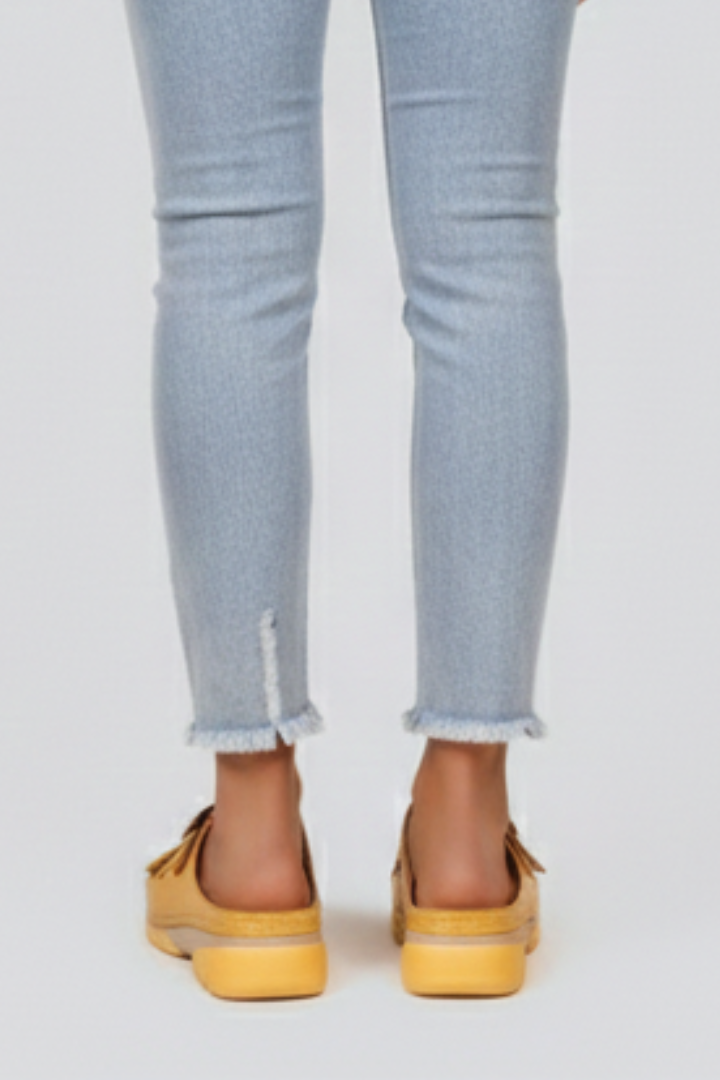 Women’s Open-Toe Sandals with Buckle Straps and Flat Sole