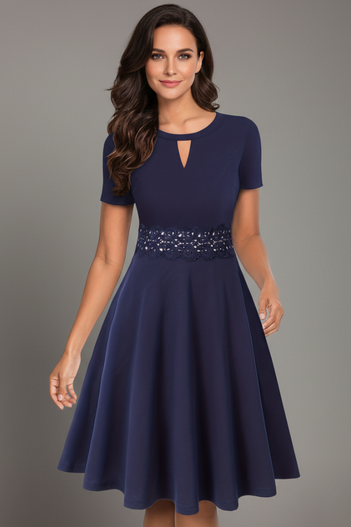 Women’s dress with round neck and short sleeves