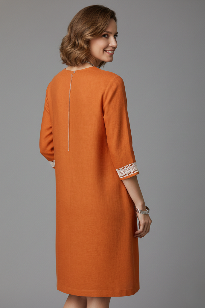 Women’s short dress with V-neck and three-quarter sleeves