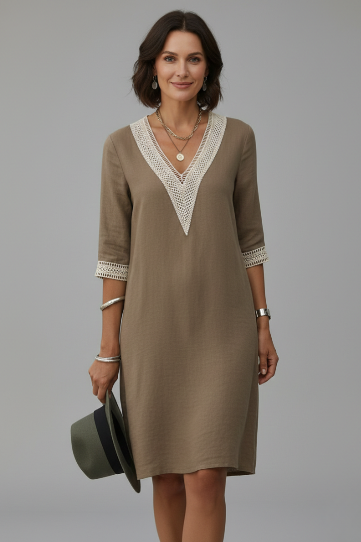 Women’s short dress with V-neck and three-quarter sleeves