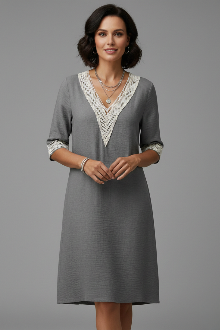 Women’s short dress with V-neck and three-quarter sleeves