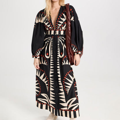 Elegant dress with V-neck and long sleeves