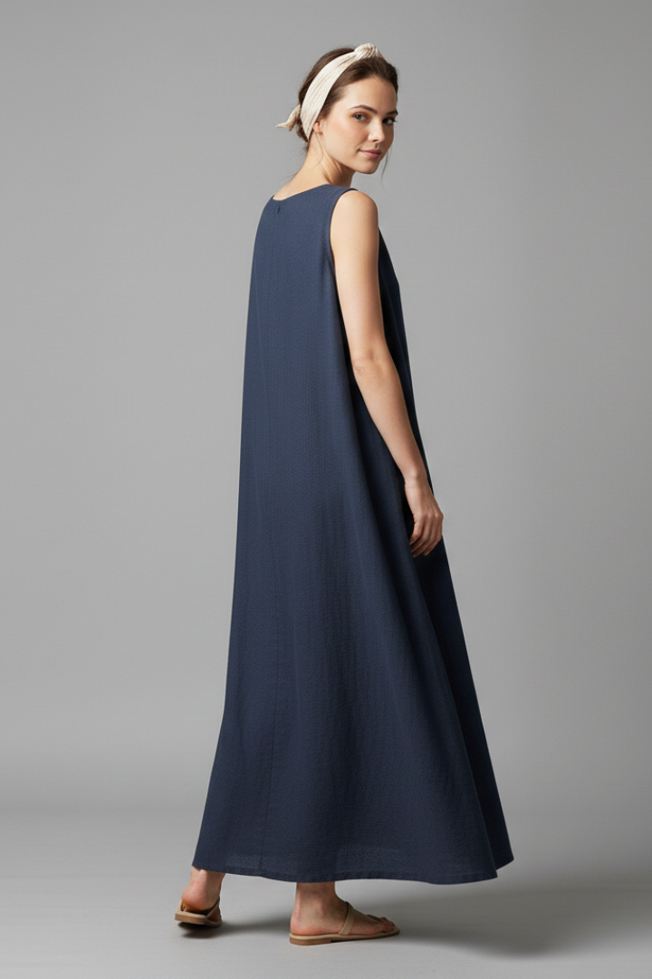 Women’s Dress with Round Neckline and Side Pockets